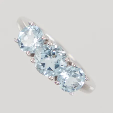 Ring, stl 17, tre fasettslipade blå stenar, bredd 1,9 - 6,5mm, GHA Silver 925/1000  Vikt: 3,2 g