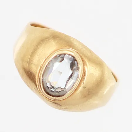 Ring med vit sten, stl 15, bredd: 4-10mm, 18K Vikt: 1,9 g