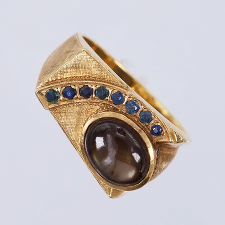 Ring med troligtvis safirer och brunsten, stl 19, ca bredd 4,5-12,8mm. 14K Vikt: 14,1 g
