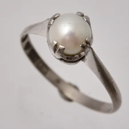 Ring i 18K vitguld, stl 17½, bredd 1,9-7,3mm, 1st odlad pärla, mått Ø6mm, vikt 2,2g.