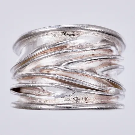 Ring 16 ¾, bredd ca 8-14mm, GHA 925/1000 silver Vikt: 5,3 g