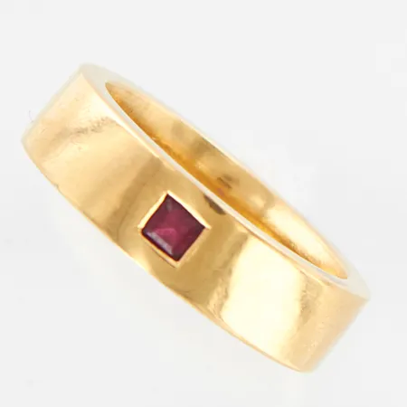 Ring med rubin, stl 17¾, bredd ca 6mm, Schalins, 18K Vikt: 12 g