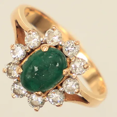 Ring med grön sten samt diamanter ca 10 x 0,03-0,05ct, stl 17¼, bredd ca 3-14mm, repig sten, 21,6K Vikt: 5 g