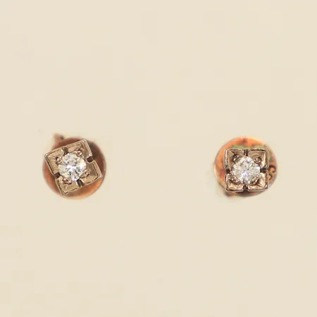Ett par örhängen med diamanter ca 2 x 0,05ct, ca 4mm, något skev stift, missfärgat, 14K Vikt: 1,7 g