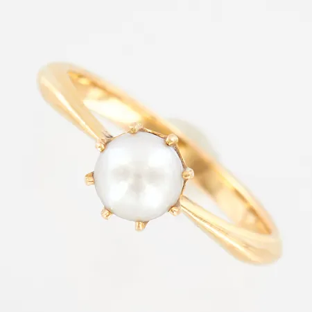 Ring med pärla, stl 18½, bredd 7mm, 18K Vikt: 3,6 g