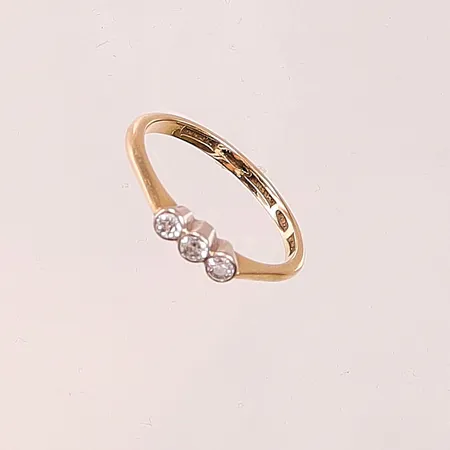 Ring, diamanter 3x ca 0,07ct, Ø19½, bredd:3mm, 18K 3,2g.