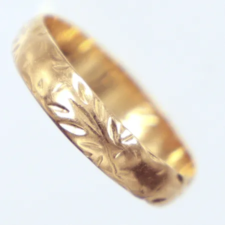 Ring, Ø18mm, bredd 0,6mm, gravyr, något ojämn, 18k Vikt: 1,7 g