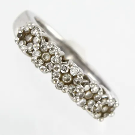 Ring vitguld med diamanter 35x0,01ct, GHA, stl 17, bredd framtill ca 4mm, 18K Vikt: 4,9 g