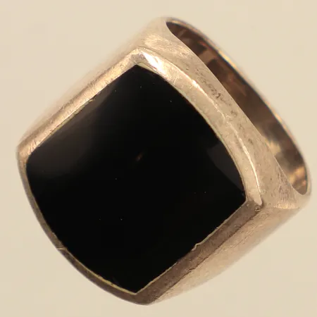 Ring med onyxplatta, stl 17, bredd ca 6-20mm, repig, 925/1000 silver Vikt: 8,4 g