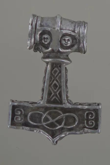 Hänge Torshammare, längd 3,5 cm, defekt , silver  Vikt: 18,6 g