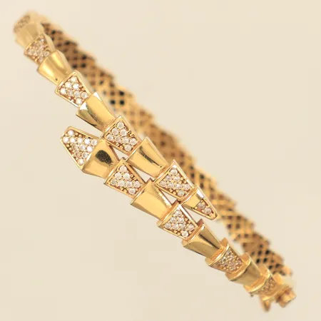 Armband med vita stenar, innermått ca 50x60mm, bredd ca 3,6-10,5mm, öppningsbar, säkerhetskedja, 18K Vikt: 13 g