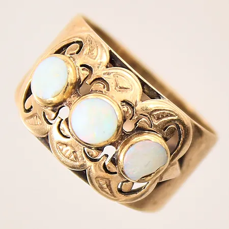 Ring med vita stenar, stl 17¼, bredd 8-11mm, skadade stenar, gravyr, 14K Vikt: 4,4 g