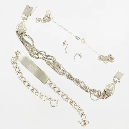Två armband, Kedja Pansar samt två länkbitar Ankar, samtliga defekta, gravyr, silver  Vikt: 35,4 g