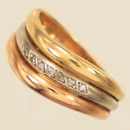 Ring med diamanter ca 7 x ca 0,005-0,01ct, stl 19, bredd ca 6-10mm, tretonad, repig, 18K Vikt: 8,7 g