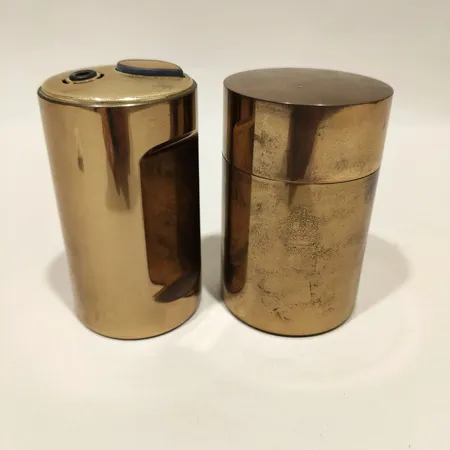 Bordständare, Skultuna, no.85, mässing, höjd 9cm, Ø5,3cm, cigarettburk med lock, Skultuna, mässing, höjd 9cm, bredd 59mm
