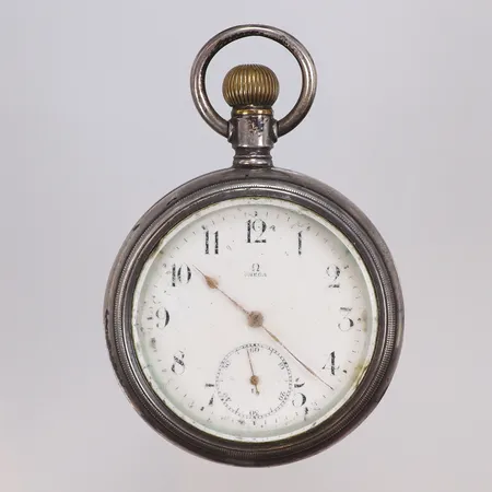 Omega Fickur Ø58mm "Järnvägs-Ur" boett nr. 4793404 snr 4254968, ca år 1910, emaljurtavla (med små skador), glas med skada, med slitage, går men servicebehov, silver 900/1000