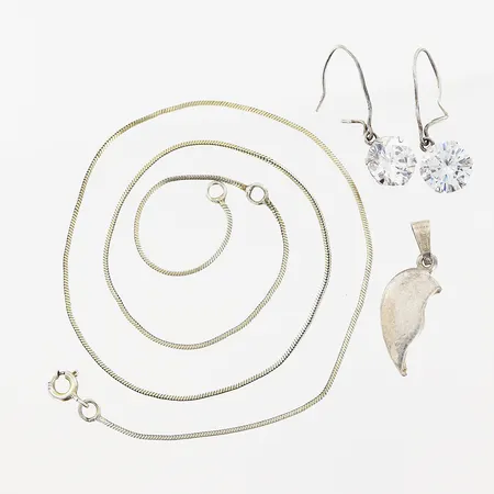 1 kedja, 1 hänge, 1 par örhängen, stenar, defekter, silver 925/1000.  Vikt: 5,2 g