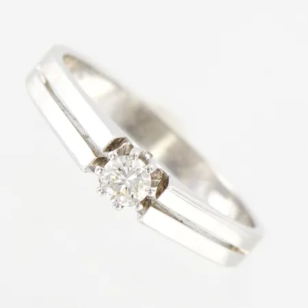 Ring med diamant 0,15ct, stl 17¾, bredd 4mm, vitguld, 18K Vikt: 3,3 g