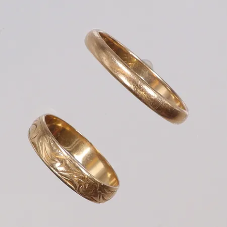 Två Ringar, stl 22, bredd 3mm, stl 18, bredd 4mm, gravyr, 18K  Vikt: 6,3 g