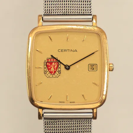 Armbandsur Certina, stål, quartz, 30x30mm, gravyr, Norges polismärke i urtavlan, datum, armband i stål, ej original, inga övriga tillbehör