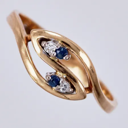 Ring med safirer & diamanter a 2x0,01ct, 8/8-slipning, stl: 17¼, bredd ca 2-7mm, svensk importstämpel, 18K Vikt: 2,7 g