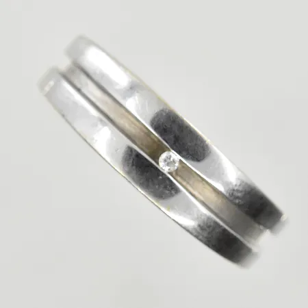 Ring med vit sten, stl 19, bredd 4-7 mm, 925/1000 silver. Vikt: 8 g