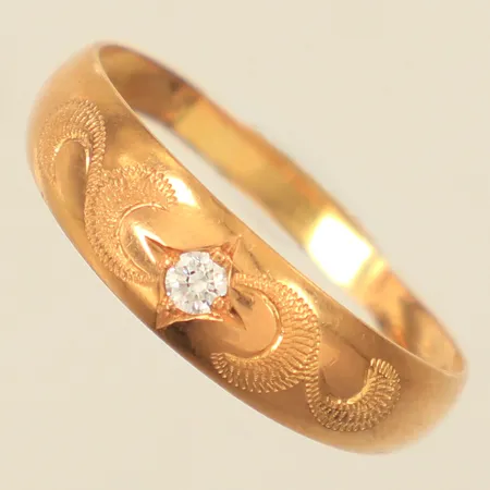 Ring med vit sten, stl 19¼, bredd ca 2-6mm, något skev, Svedboms Guldsmeds Ab Hov, år 1995, 18K Vikt: 1,4 g