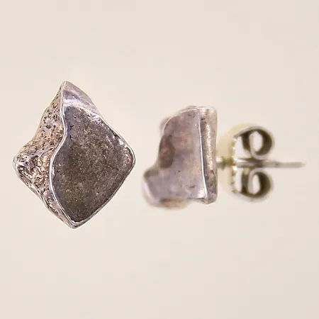 Ett par örhängen med dekor, 12x10mm, silver 925/1000 Vikt: 2,1 g
