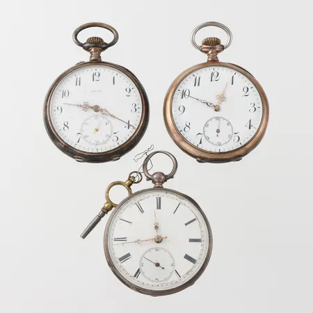 Fickur 3 st, 2 st silver 1 st saknar baklock, diameter ca 5 cm, ej funktionstestade.