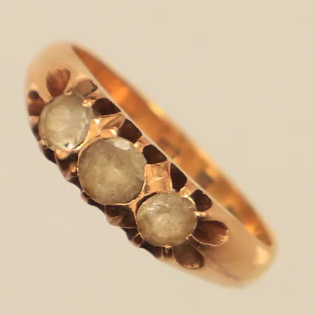 Ring med vita stenar, stl 16, bredd ca 3-5mm, skeva, repig, 23K Vikt: 4,1 g