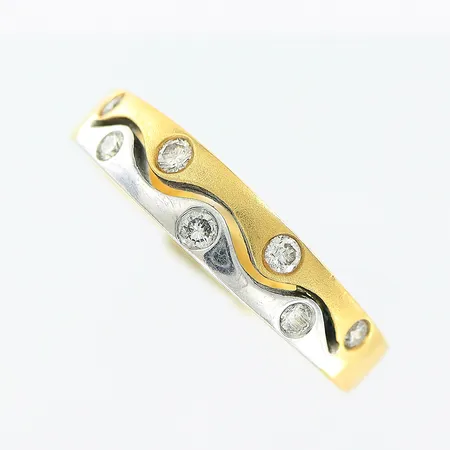Ring, diamanter 7 x ca 0,02-0,03ct, stl 16¾, bredd 2,5-4,5mm, GHA, 18K Vikt: 4,5 g