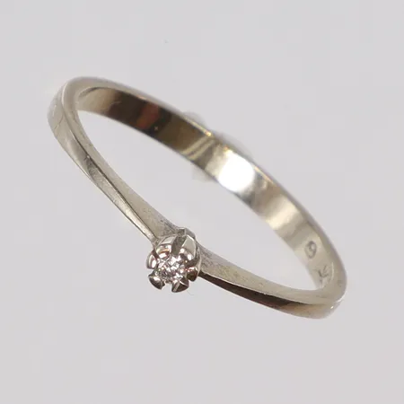 Ring med diamant 1xca0,02ct stl 17½ bredd 2-2,5mm 18K Vikt: 1,8 g