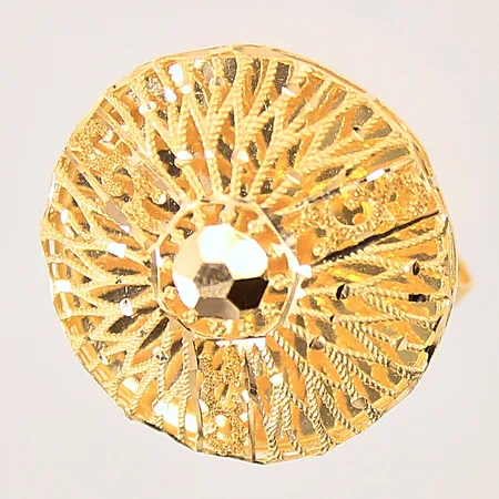 Ring med genombruten dekor, stl:18½, bredd:3,5-21,5mm, 21K. Vikt: 3,8 g