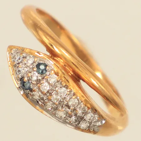 Ring med blå samt vita stenar, stl 18½, bredd ca 2,3-9mm, 18K Vikt: 4,3 g