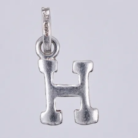 Hänge bokstav H, längd ca 11mm, bredd ca 8mm, GHA 925/1000 silver Vikt: 0,6 g