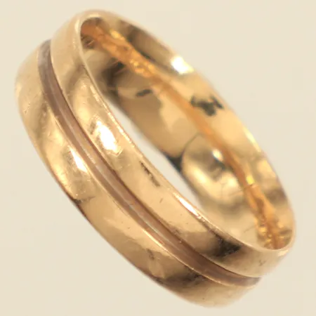 Ring, stl 18½, bredd ca 6mm, gravyr, repig, Italy, 14K Vikt: 5,1 g
