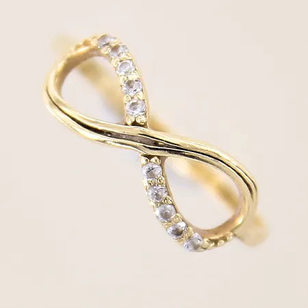 Ring med vita stenar, stl 16¾, bredd 1-6mm, bucklig, 14K  Vikt: 1 g