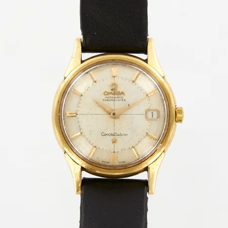 Herrur Omega Constellation Pie Pan, Ø34mm, automat, datum, cal 561, ref 14393/94 sc 7, verknr 17371139, 18K i boett, originalglas, sekundvisare saknas, repor på boett och plexiglas, gulnad & möjligen fuktskadad urtavla, läderarmband och spänne ej original, tidshållning ej funktionstestad, bruttovikt: 47,9 gram Vikt: 0 g