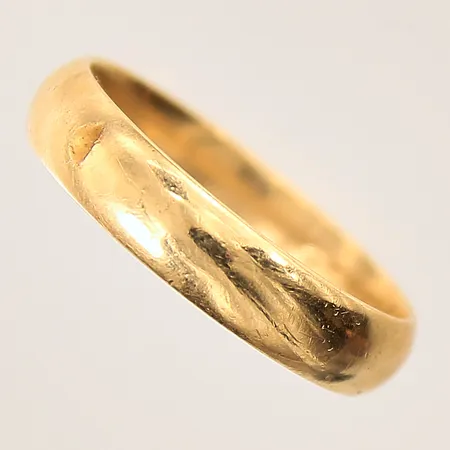 Ring, slät, stl 20¼, bredd 5mm, gravyr, 18K Vikt: 6,7 g
