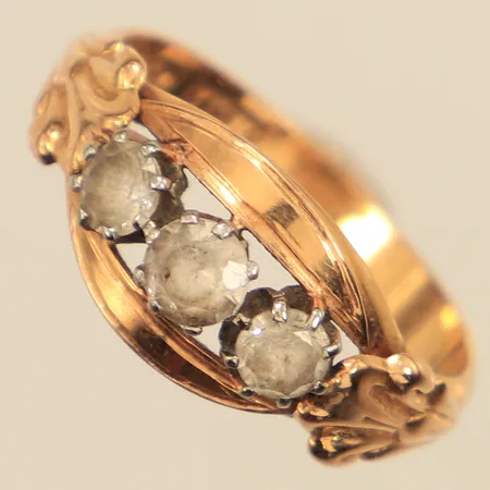 Ring med vita stenar, stl 17¼, bredd ca 3-9mm, år 1934, 18K Vikt: 3 g