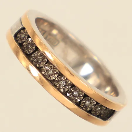 Ring med diamanter ca 9 x 0,0025ct, stl 17, bredd ca 5mm, delvis guldtonad dekor, repig, Guldfynd, 925/1000 silver  Vikt: 5,3 g