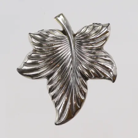 Brosch i form av lönnlöv 33x37mm, Jeka silver 835/1000 Vikt: 3,1 g