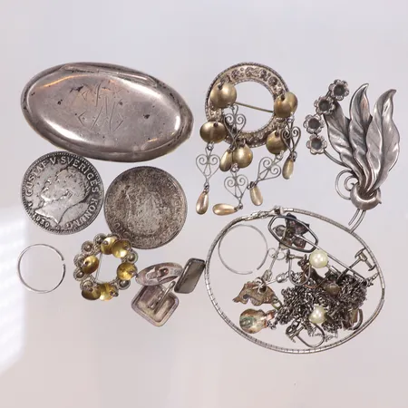 Diverse silver, delvis defekt, gravyr, 400-830/1000 Vikt: 99,5 g