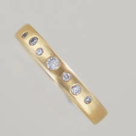 Ring med diamanter 0,11ct, Ø 17 mm, bredd 3,3 mm, graverad, 18K Vikt: 3,9 g