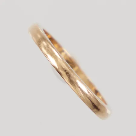 Ring, stl 16, bredd 2,2mm, gravyr, Bernhard Hertz år 1947, 18K, Vikt: 2,6 g