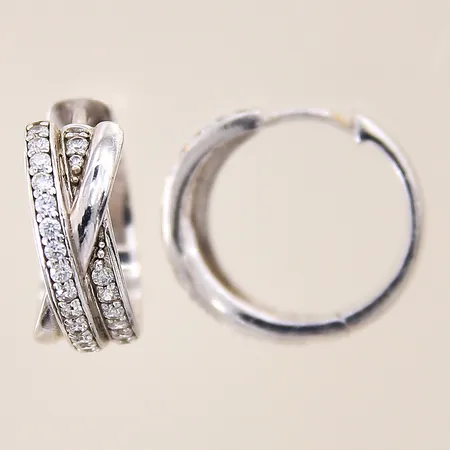 Ett par örhängen med vita stenar, creoler, Ø19mm, bredd 7,5mm, silver 925/1000 Vikt: 7,8 g