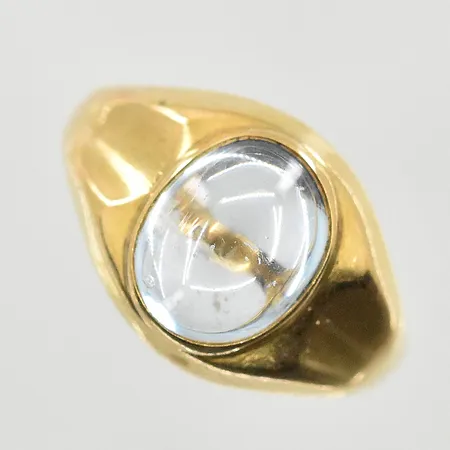 Ring med blåtonad sten, stl 17¼, bredd 2-11 mm, något skev skena, 18K. Vikt: 2,4 g