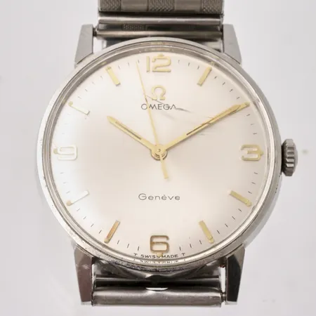 Herrur Omega Genéve, Ø34mm, stål, cal 601, manuell, verk-nr 26134799, boett-nr 135.011, flexband, repor på glas.
