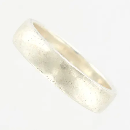 Ring slät, stl 19¼, bredd 5mm, gravyr, silver 925/1000 Vikt: 5,2 g