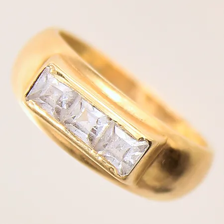 Ring med vita stenar, stl 17½, bredd 4,7-7,5mm, 18K Vikt: 5,8 g